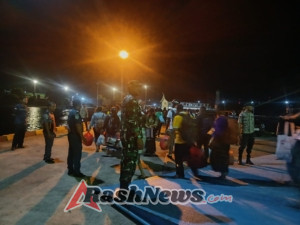 Sinergi TNI-Rakyat Terlihat Saat Babinsa Kawal Kedatangan Kapal Darma Rucitra VIII di Ende
