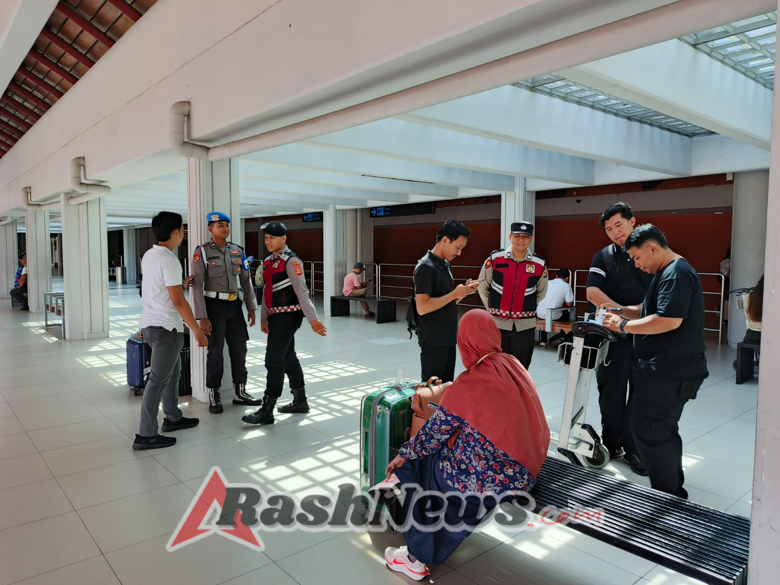 Tingkatkan Keamanan, Polres Bandara Gelar Patroli Humanis di Terminal Domestik
