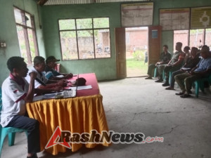 Babinsa Ikuti Evaluasi Kinerja Pemerintah Desa Liwulagang  Koramil 1624-07 Nagawutung Dukung Evaluasi Kinerja Pemerintah Desa  Sinergi Babinsa dengan Pemerintah Desa dalam Evaluasi Kinerja  Babinsa Perkuat Fungsi Pembinaan Teritorial di Desa Liwulagang  Babinsa Hadiri Evaluasi Kinerja Pemerintah Desa Liwulagang  Lembata – Babinsa Koramil 1624-07/Nagawutung, Praka Deni Christian Puling, menghadiri kegiatan evaluasi kinerja Pemerintah Desa Liwulagang, Kecamatan Nagawutung, Kabupaten Lembata, pada Rabu, (26/11/2025)  Kegiatan evaluasi ini diselenggarakan sebagai upaya untuk meninjau pelaksanaan program kerja, capaian pembangunan, serta efektivitas pelayanan pemerintah desa kepada masyarakat. Kehadiran Babinsa merupakan bagian dari tugas pembinaan teritorial dalam rangka memperkuat koordinasi dan sinergi antara TNI dan pemerintah desa, khususnya dalam mendukung perencanaan pembangunan dan menjaga stabilitas keamanan di wilayah.  Melalui kegiatan tersebut, Babinsa mendorong pemerintah Desa Liwulagang untuk terus meningkatkan kinerja, transparansi, dan akuntabilitas dalam melaksanakan tugas-tugas pemerintahan, sehingga pelayanan kepada masyarakat dapat berjalan lebih optimal. Selain itu, Babinsa juga mengajak seluruh perangkat desa untuk tetap menjaga komunikasi dan kerja sama yang baik demi terwujudnya lingkungan yang aman, tertib, dan kondusif.  Kegiatan berjalan dengan lancar dan penuh semangat kolaboratif antara pemerintah desa dan unsur TNI di wilayah Kecamatan Nagawutung. (Pendim 1624)