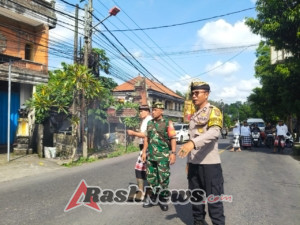 Personel Polsek Gianyar Bersinergi dengan Pecalang Amankan Kegiatan SIPANDU BERADAT di Desa Temesi