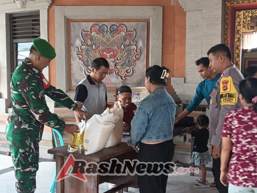 Bhabinlamtibmas Pantau Penyaluran Bantuan Pangan Beras dan Minyak Goreng Dari Pemerinrah di Kelurahan Cempaga Bangli