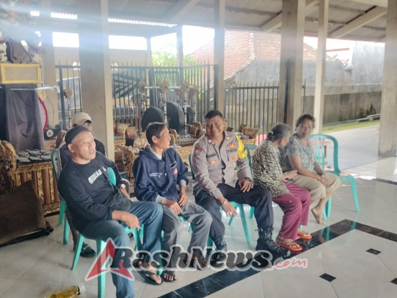 Bhabinlamtibmas Pantau Penyaluran Bantuan Pangan Beras dan Minyak Goreng Dari Pemerinrah di Kelurahan Cempaga Bangli