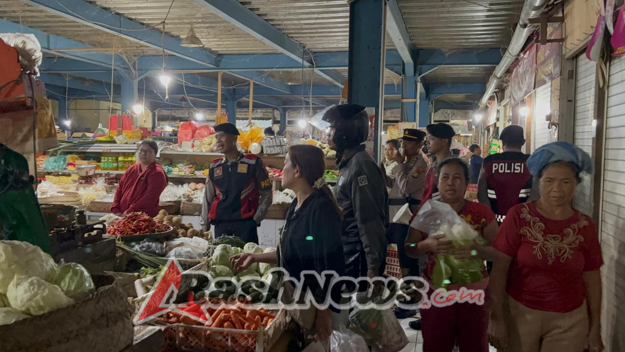 Menjelang Hari Raya Kuningan personil Sat Samapta Polres, Bangli Laksanakan Patroli Dialogis di Pasar Kidul Bangli