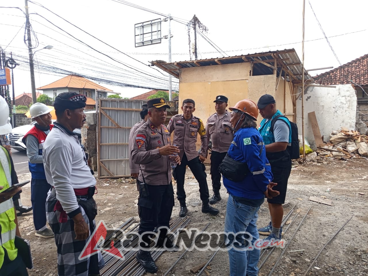 Lakukan Kegiatan Sambang Kamtibmas, Kapolsek Dentim Sapa Buruh Proyek Unmas dan Beri Arahan Keamanan