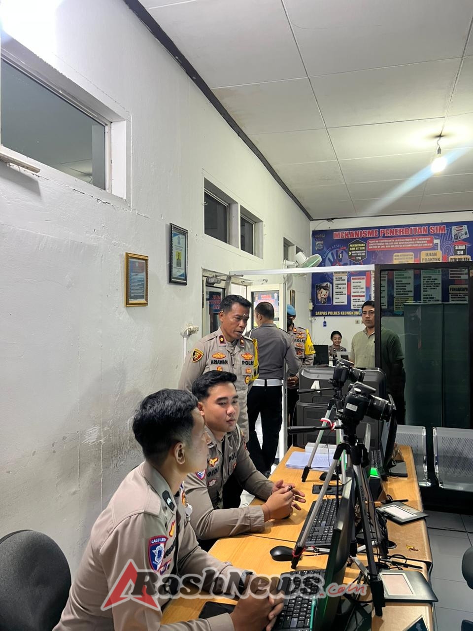 Wakapolres Klungkung Laksanakan Pengawasan Melekat pada Pelayanan Publik di Polres Klungkung