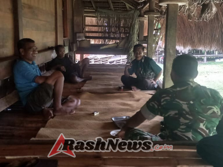 Babinsa Kodim 1613 Tingkatkan Silaturahmi dan Kamtibmas di Ubu Pede