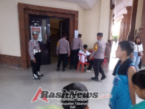 Pastikan Situasi Kondusif, Polsek Tabanan Kawal Ketat Basketball Competition 2025 di GOR Debes