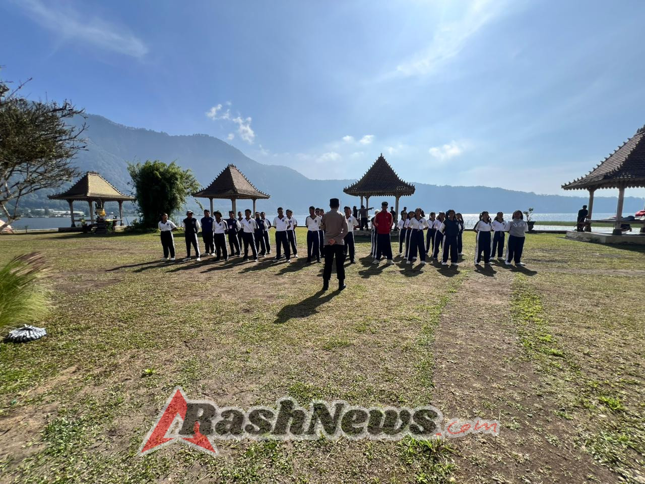 Polsek Baturiti Damping LDKS SMK Negeri 2 Seririt, Tanamkan Disiplin dan Jiwa Kepemimpinan Siswa di Danau Beratan