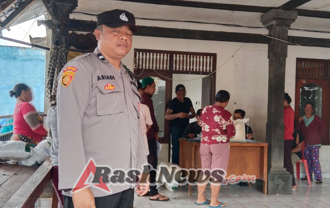 Bhabinkamtibmas Desa Sai Laksanakan Pengamanan Pembagian Bantuan Non Tunai Dari Kementerian Sosial RI