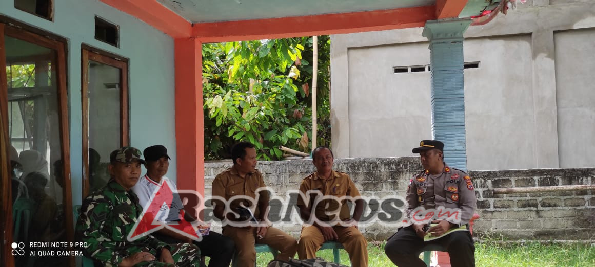 Babinsa dan Bhabinkamtibmas Bersinergi Jaga Keamanan Desa Maubasa Timur  Sinergitas TNI-Polri, Masyarakat Desa Maubasa Timur Rasakan Rasa Aman dan Nyaman  TNI dan Polri Gelar Komsos Bersama untuk Stabilitas Keamanan Wilayah  Babinsa Koramil dan Polsek Ndori Sinergi Laksanakan Pamwil, Warga Antusias  Sinergi TNI-Polri di Lapangan, Desa Maubasa Timur Aman dan Harmonis  Ende, – Babinsa Koramil 1602-02/Wolowaru, Sertu Muksin, melaksanakan kegiatan Komunikasi Sosial (Komsos) dan Pengamanan Wilayah (Pamwil) di Desa Maubasa Timur, Kecamatan Ndori, Kabupaten Ende, pada Rabu, pukul 09.00 Wita. Kegiatan ini bertujuan untuk menjaga keamanan, ketertiban, dan keharmonisan di wilayah binaan.  Kegiatan diawali dengan pemantauan keamanan wilayah untuk memastikan terciptanya situasi aman dan tertib bagi masyarakat. Selain itu, Sertu Muksin memberikan himbauan kepada warga agar tetap menjaga kebersamaan dan solidaritas dalam menjaga keamanan desa. Kehadiran Babinsa di tengah masyarakat juga diharapkan dapat menumbuhkan rasa nyaman dan aman, serta mempererat hubungan antara TNI dan warga.  Kegiatan ini dihadiri langsung oleh Kepala Desa Maubasa Timur. Masyarakat yang hadir menyambut baik kehadiran Babinsa dan aktif mengikuti himbauan yang disampaikan. “Kehadiran Babinsa membuat kami merasa aman dan mendapat perhatian langsung dari TNI,” ungkap salah satu warga.  Kegiatan berjalan lancar hingga pukul 10.00 Wita, dalam kondisi cuaca mendung, dan tidak ada hal menonjol yang terjadi.  Komsos dan Pamwil merupakan salah satu tugas pokok Satkowil sebagai garda terdepan TNI AD. Kehadiran Babinsa secara langsung di masyarakat membuktikan komitmen TNI dalam menjaga keamanan dan keharmonisan masyarakat di wilayah binaan.  (Pendim 1602/Ende)