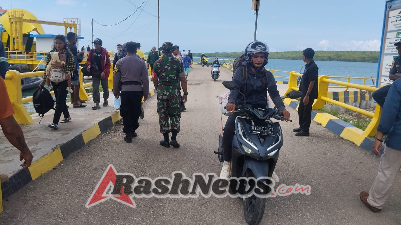 Transportasi Laut Kondusif, Babinsa Pantai Baru Kawal Kedatangan dan Keberangkatan KMP Kakibodri
