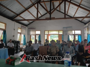Musdes Khusus KDMP Desa Salama, Babinsa Tegaskan Komitmen Pengawalan Program  Transparansi Program Desa, Babinsa dan Warga Gelar Musyawarah Khusus di Lante  Babinsa dan Warga Bersatu Kawal Program KDMP di Desa Lante  Suara Warga Mengemuka dalam Musdes Khusus KDMP, Babinsa Beri Dukungan Penuh  Babinsa Koramil 1612-02/Reok Hadiri Musyawarah Desa Khusus KDMP di Desa Lante  Manggarai, 26 November 2025 — Babinsa Koramil 1612-02/Reok, Praka Firmansyah, menghadiri Musyawarah Desa Khusus Kelompok Dasar Masyarakat Penerima (KDMP) Desa Salama yang digelar di Kantor Desa Lante. Kegiatan tersebut menjadi forum penting dalam memastikan ketepatan sasaran program pemberdayaan masyarakat di wilayah setempat.  Musyawarah desa ini dihadiri oleh Kepala Desa Lante, perwakilan TAMP Kabupaten Manggarai, Babinsa Desa Lante, Ketua BPD, anggota pengurus KDMP, tokoh adat, tokoh masyarakat, Linmas, para kepala dusun serta para ketua RT dan RW.  Dalam kesempatan tersebut, Babinsa Praka Firmansyah menegaskan komitmen TNI melalui peran Babinsa untuk terus mendukung transparansi dan kelancaran program pembangunan desa. “Kehadiran kami bukan hanya sebagai bentuk pendampingan, tetapi juga untuk memastikan setiap program pemerintah benar-benar menyentuh masyarakat yang membutuhkan. Musyawarah seperti ini penting untuk menjaga keterbukaan dan kebersamaan dalam pembangunan desa,” ujar Praka Firmansyah.  Musyawarah berlangsung kondusif dengan berbagai masukan dari peserta, termasuk usulan peningkatan pengawasan terhadap pelaksanaan program serta perlunya evaluasi berkala agar manfaat kegiatan dapat dirasakan secara merata.  Salah satu tokoh masyarakat Desa Lante, Yohanes Dahu, mengapresiasi kehadiran Babinsa dan seluruh unsur desa dalam forum tersebut. “Kami merasa didukung dan diperhatikan. Kehadiran Babinsa dan perangkat desa membuat kami yakin bahwa program ini berjalan dengan adil dan sesuai kebutuhan warga,” ungkapnya.  Kegiatan ditutup dengan penetapan beberapa poin tindak lanjut terkait pendataan penerima manfaat dan rencana evaluasi lanjutan oleh pengurus KDMP. Musyawarah ini diharapkan menjadi dasar penguatan program pemberdayaan masyarakat yang lebih tepat sasaran di Desa Lante.