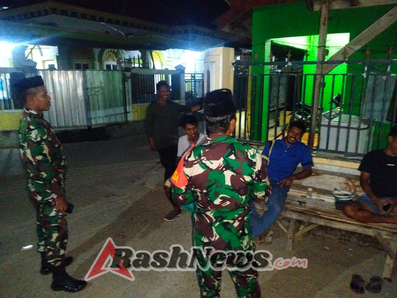 Anggota Koramil dan Warga Bersinergi Pantau Pemukiman dan Tempat Tongkrongan Anak Muda