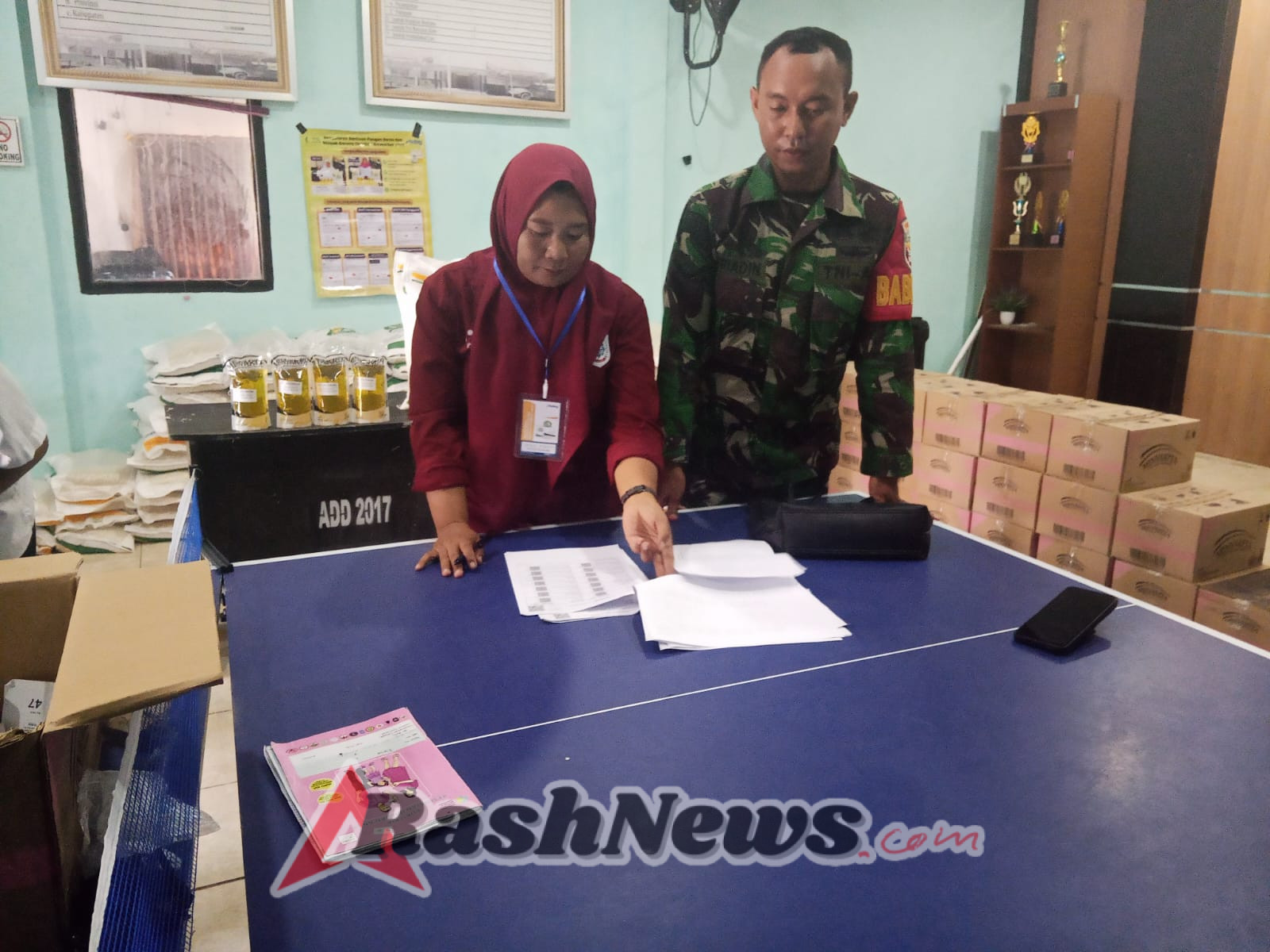 TNI Hadir untuk Rakyat, Babinsa Aik Kangkung Amankan Penyaluran Bantuan Pangan
