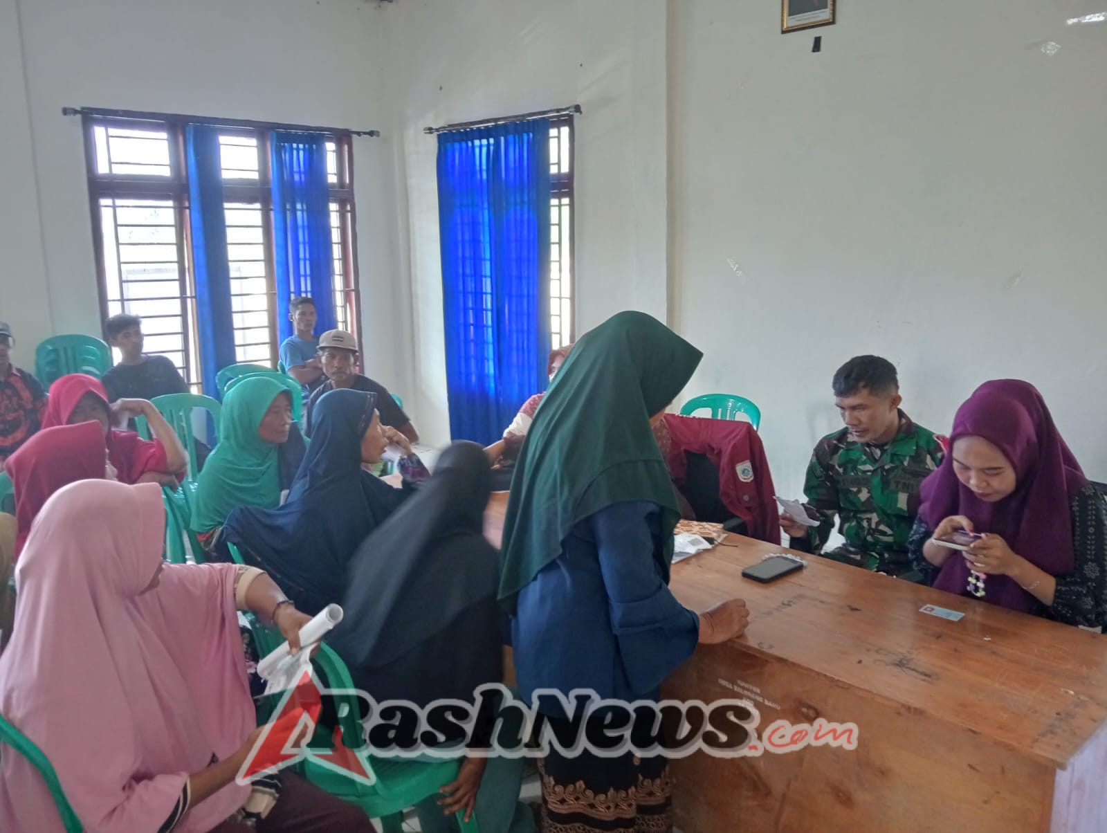 Beras dan Minyak Goreng Dibagikan ke Warga, Babinsa Aden Syahbudin Jamin Penyaluran Tepat Sasaran