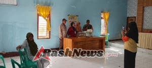 Sinergi TNI dan Pemerintah Desa, Babinsa Dampingi Penyaluran Beras dan Minyak Goreng di Sekongkang Atas
