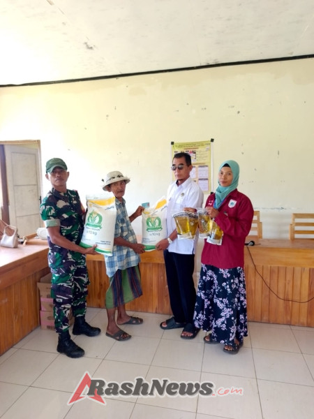 74 Warga Desa Tatar Terima Bantuan Pangan, Babinsa Pastikan Proses Berjalan Transparan