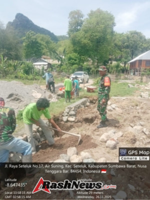 Sinergi TNI dan Desa, Babinsa Air Suning Dampingi Pembangunan Pondasi KPKMP