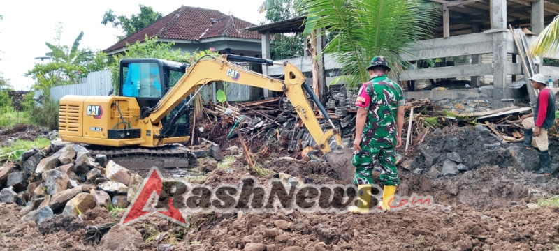 Anggota Kodim 1620/Loteng Kawal Pembangunan Koperasi Merah Putih Di Lombok Tengah
