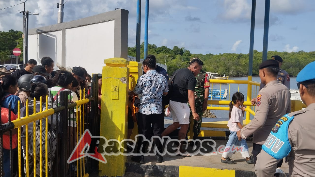 5. Serda Ismail Rahadat Lakukan Pengamanan Rutin di Pelabuhan ASDP Pantai Baru Rote Ndao