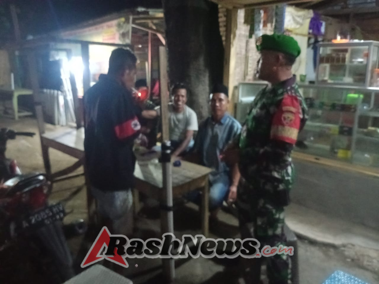 Babinsa Jalin Silaturahmi dan Kekeluargaan dengan Warga Lewat Patroli Siskamling