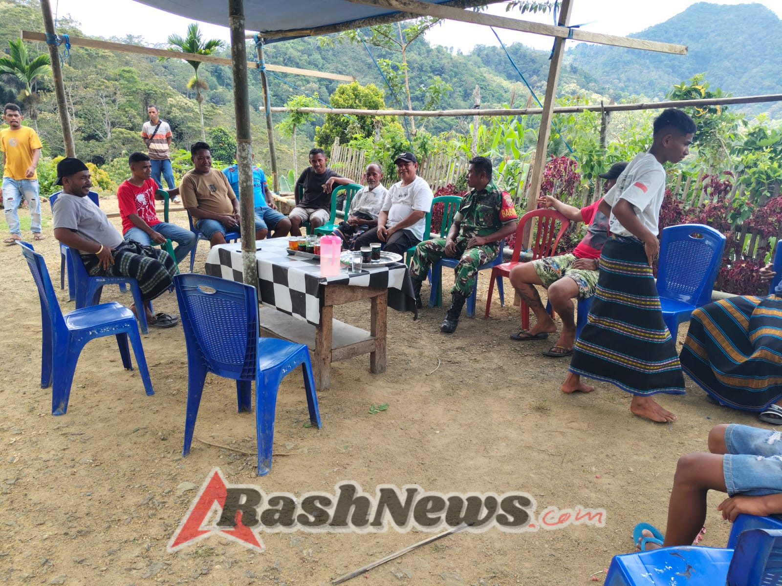 Komsos dan Pamwil Babinsa Ramil 1602-01/Ende, Masyarakat Desa Raburia Sambut Antusias