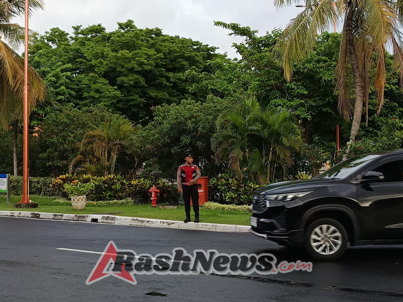 Sat Samapta Polres Bandara Ngurah Rai Kendalikan Arus Pagi di Drop Zone Domestik, Lalin Ramai Lancar