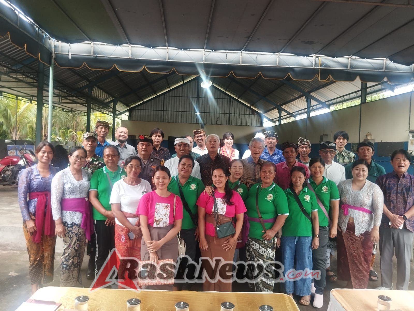 Bhabinkamtibmas Atensi Kunjungan Walikota Osaka Jepang Di TPS3R Desa Keramas