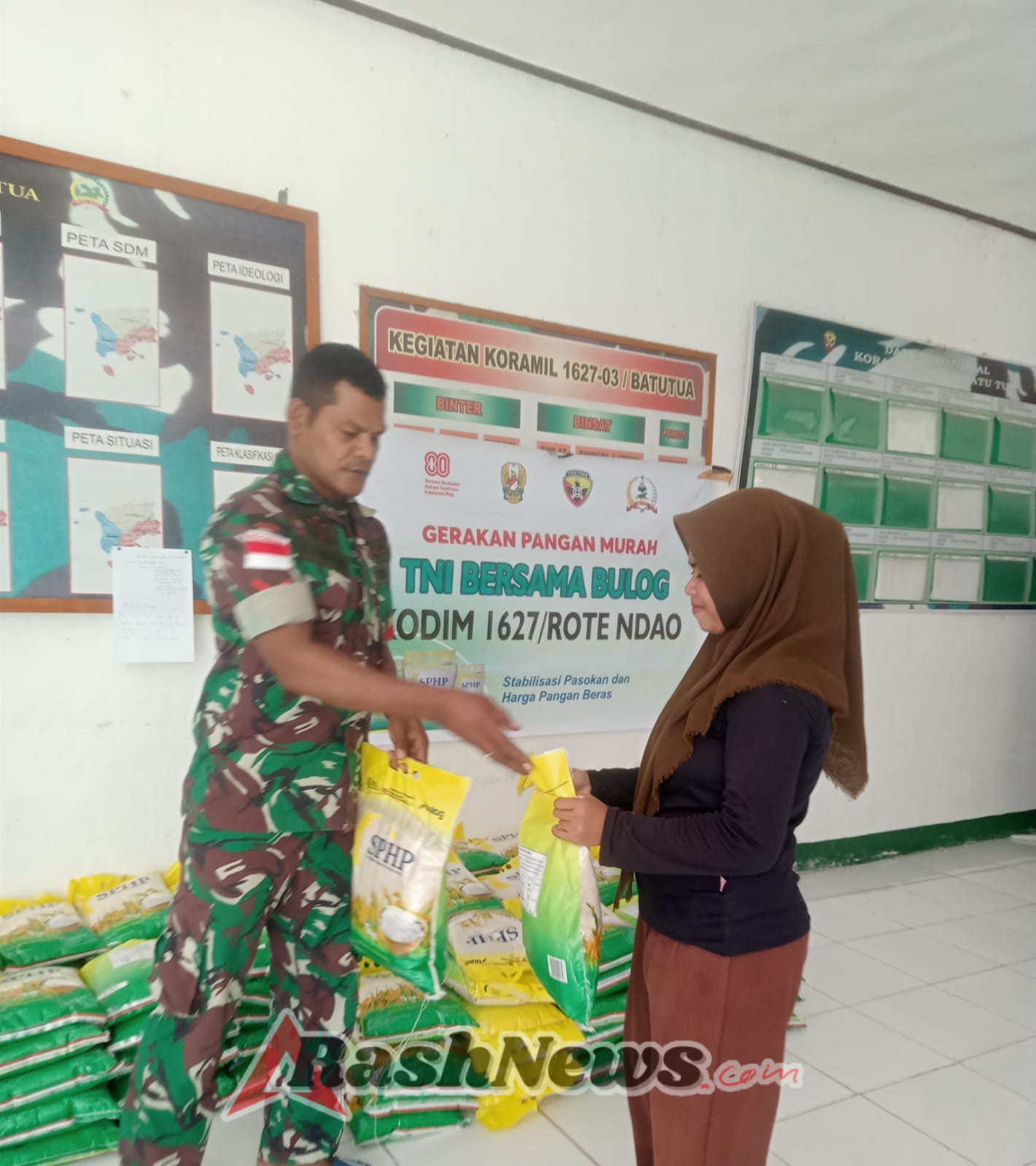 Pastikan Ketahanan Pangan, Babinsa Batutua Ajak Warga Manfaatkan Beras SPHP dengan Bijak