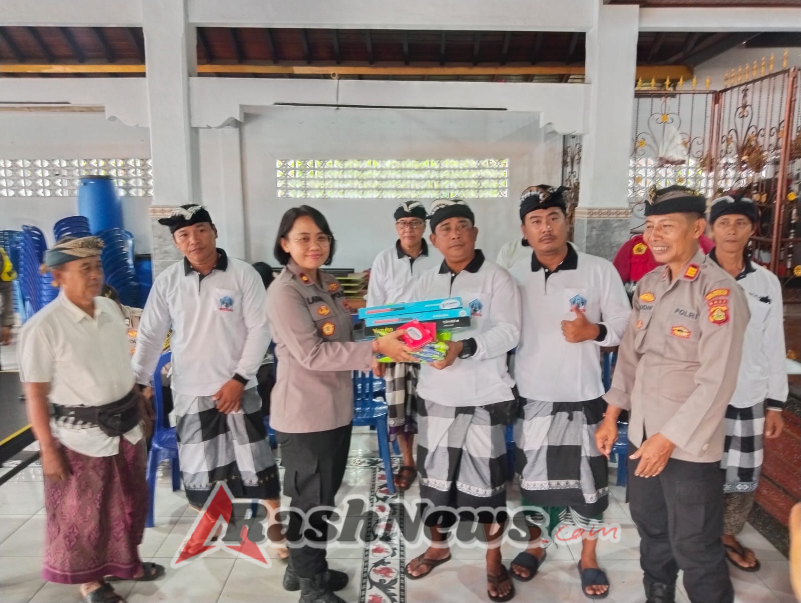 Jelang Nataru, Kapolsek Denpasar Barat Sambang Kamtibmas kepada Prajuru dan Pecalang Br. Padangsumbu Tengah