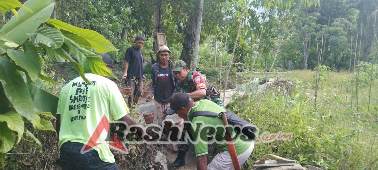 Karya Bakti Babinsa di Desa Detupera Dorong Ketahanan Pertanian dan Kemanunggalan TNI-Rakyat