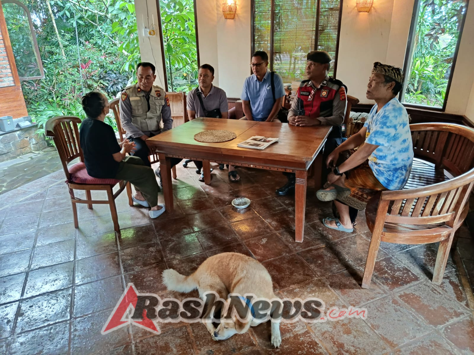 Kapolsek Ubud Tinjau Lokasi Tanah Longsor dan Berikan Dukungan Moril kepada Korban di Banjar Pengosekan Kaja