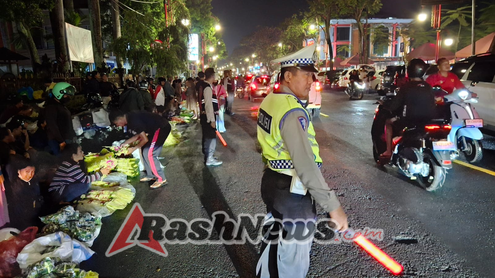 Personel Subsatgas Turjag Ops Zebra Agung 2025 Lakukan Pengaturan Lalu Lintas di Depan Pasar Senggol Gianyar