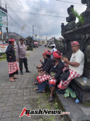Bhabinkamtibmas Desa Antapan Amankan Prosesi Ida Sesuwunan di Desa Adat Mayungan