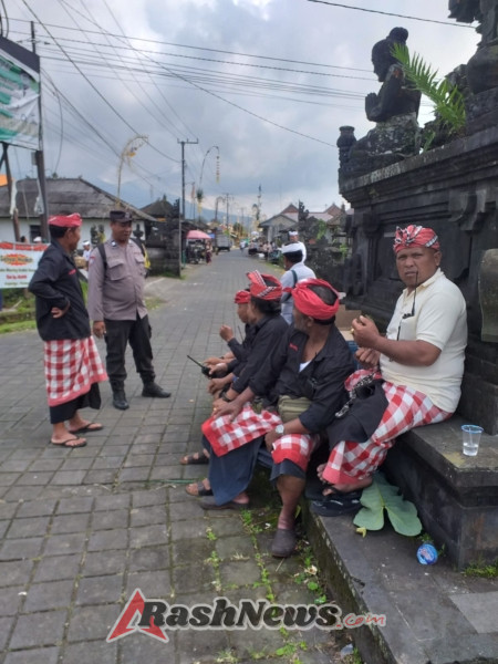 Bhabinkamtibmas Desa Antapan Amankan Prosesi Ida Sesuwunan di Desa Adat Mayungan