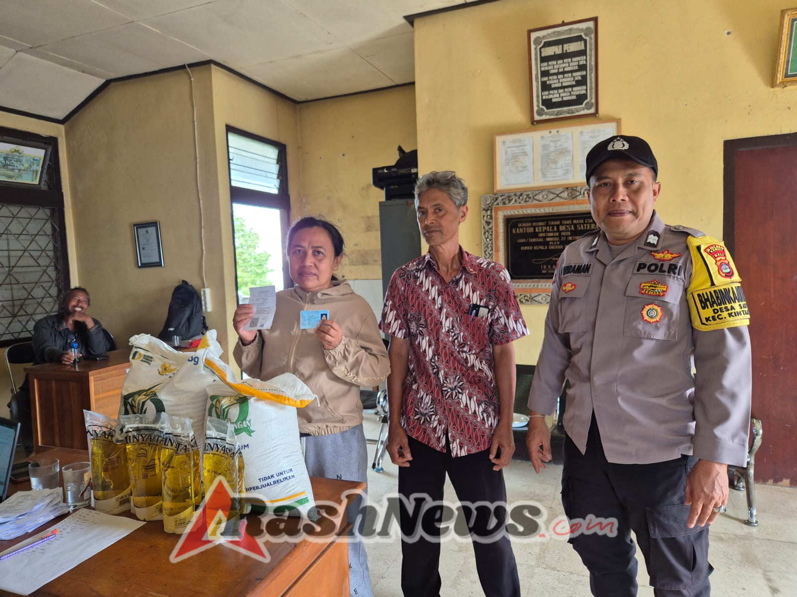 Bhabinkamtibmas Pantau Penyaluran Bantuan Pangan Nasional di Desa Satra Kintamani
