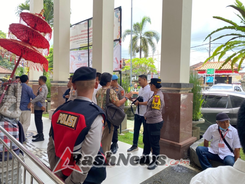 Wapolres Bangli Berikan Semangat dan Motivasi kepada Personel Pengamanan Sidang di Pengadilan Negeri Bangli