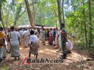 Pererat Hubungan Kemanunggalan, Babinsa Hadiri Tradisi Adat Warga Waipaar