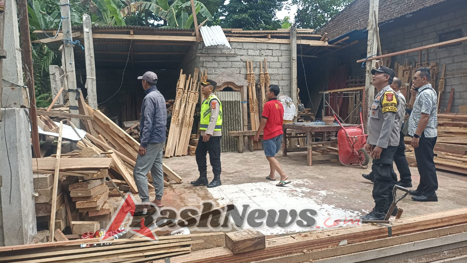 Kapolsek Gianyar Tinjau Lokasi Bencana Alam di Wilayah Kecamatan Gianyar