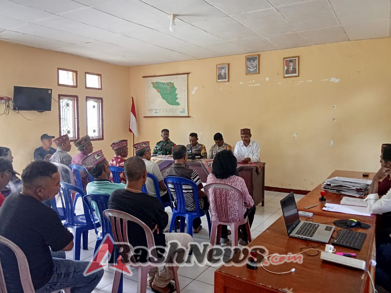 Babinsa Koramil 1612-07/Satarmese: Hakim Mediator di Lapangan, Mengurai Sengketa Tanah dengan Peta Digital dan Pendekatan Kekeluargaan