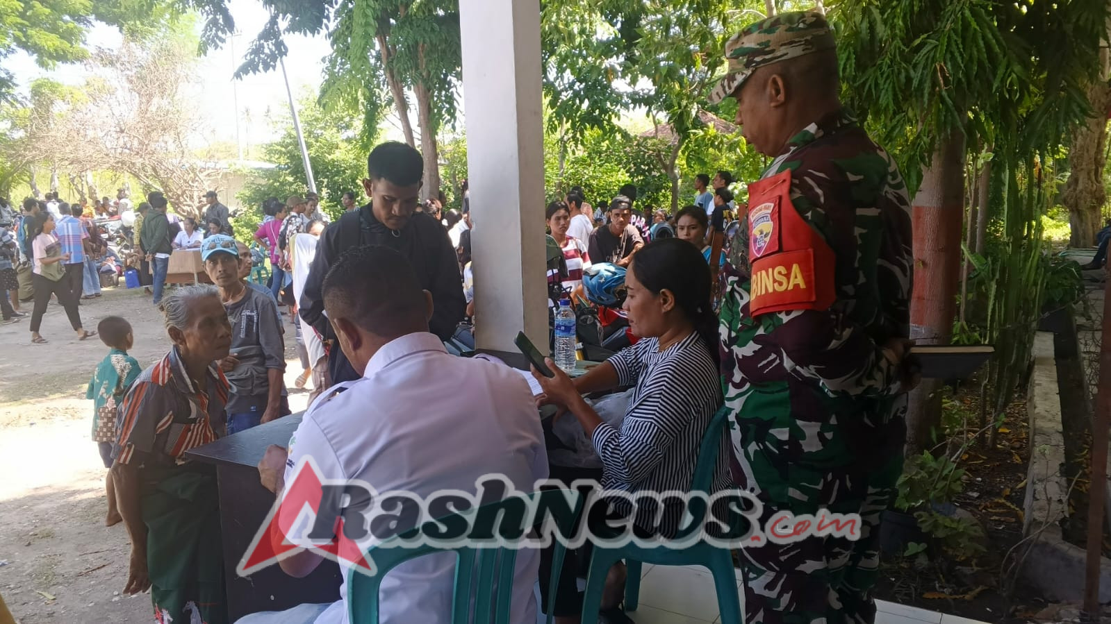 Babinsa Antonius K. Hadir Dampingi Warga Penerima BLTS Senilai Rp900 Ribu per KK