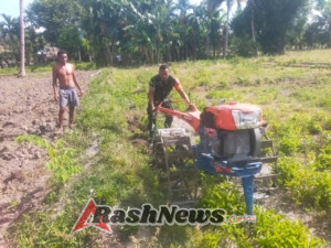 Percepat Musim Tanam, Babinsa 1601-03 Pahunga Lodu Dampingi Warga Traktor Kebun