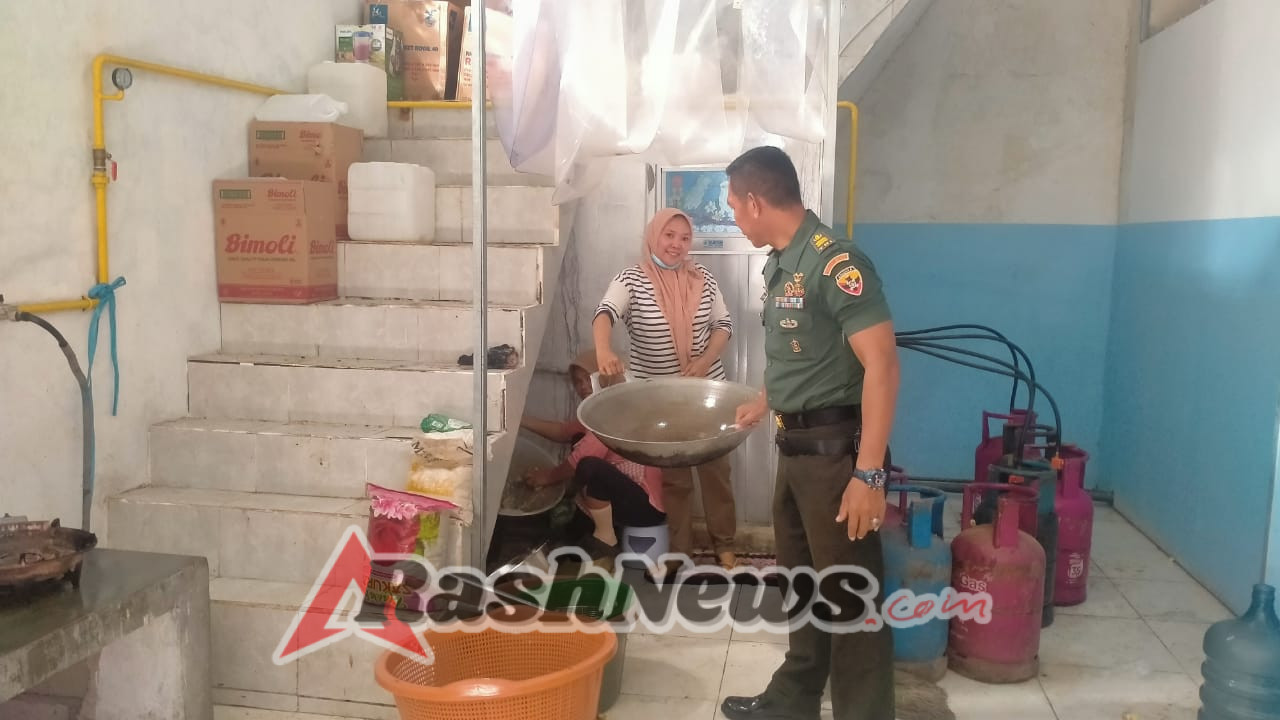 Babinsa Mangge Asi Dampingi Penyaluran Logistik BGN Berjalan Lancar