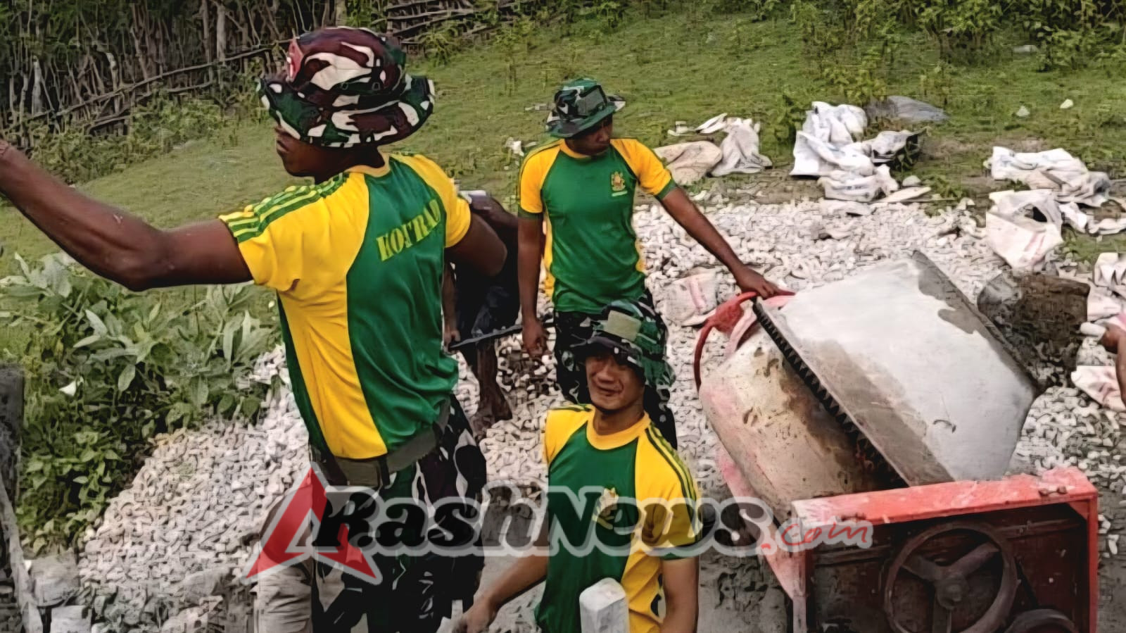 Satgas Pos Ailala Bangun Tando Air untuk Bantu Warga Alas Utara