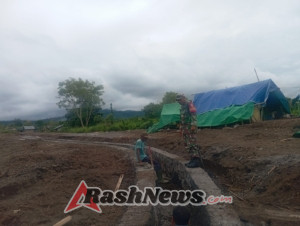 Babinsa Sertu Holil Pastikan Proyek Irigasi di Pekat Aman dan Terkendali