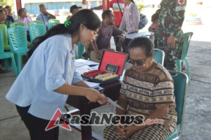 Tunjukkan Kepedulian, Satgas Pamtas Yonarhanud 2 Kostrad Bagikan Kacamata Gratis di Perbatasan