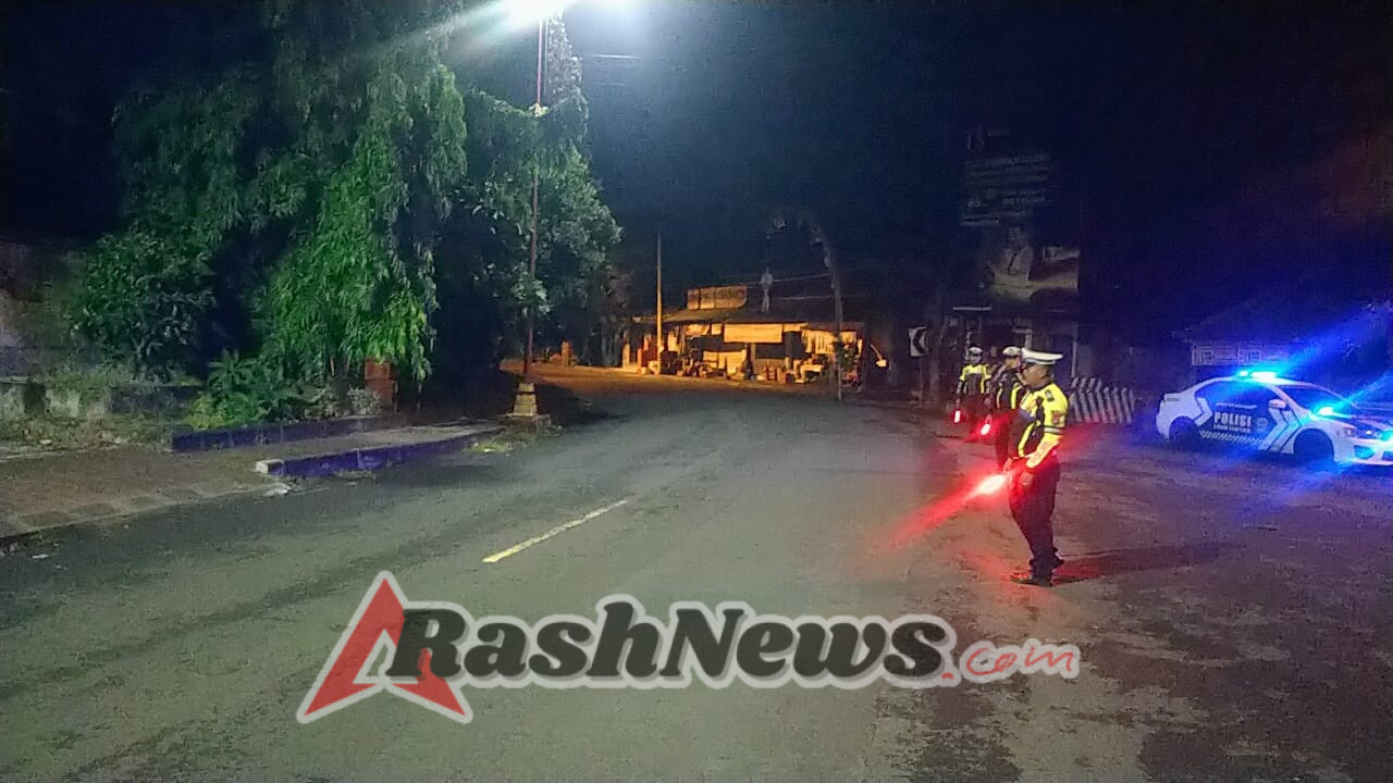 Hindari Kecelakaan di Malam Hari, Sat Lantas Melaksanakan Pengaturan