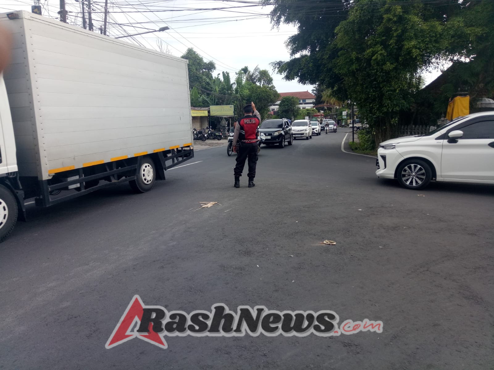Antisipasi Kepadatan, Pawas Polsek Abiansemal Pimpin Pengaturan Lalin Pada Puncak Mobilitas Sore
