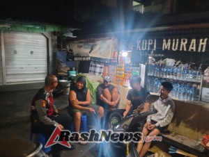Patroli Malam Humanis, Personel Samapta Abiansemal Duduk Bareng Remaja Sampaikan Imbauan Kamtibmas