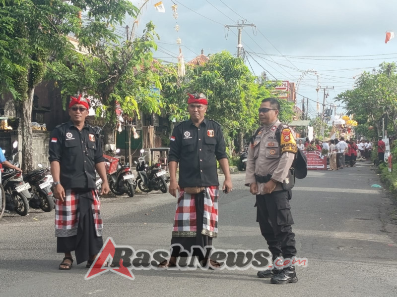 Sinergi Bhabinkamtibmas Dajan Peken dan Pecalang Amankan Prosesi Ngaben Warga Banjar Pande